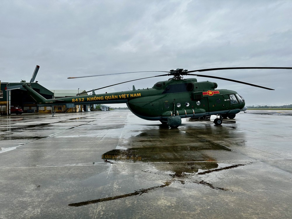 Dùng trực thăng vận chuyển nhu yếu phẩm hỗ trợ người dân vùng ngập lũ ở các tỉnh Nam Trung Bộ - Ảnh 2.