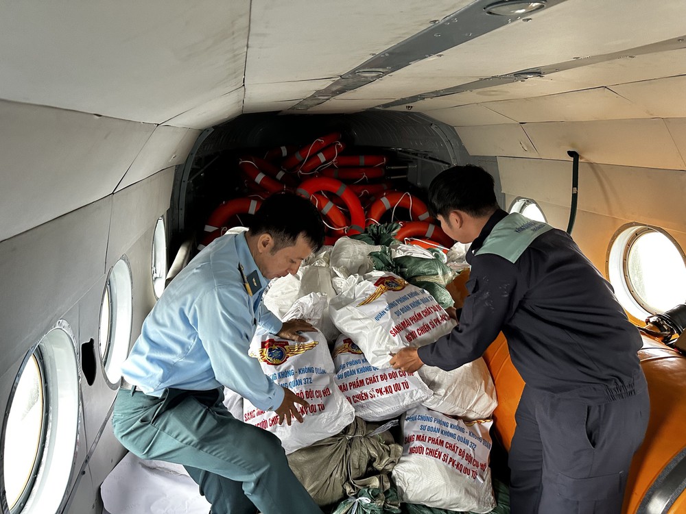Dùng trực thăng vận chuyển nhu yếu phẩm hỗ trợ người dân vùng ngập lũ ở các tỉnh Nam Trung Bộ - Ảnh 5.