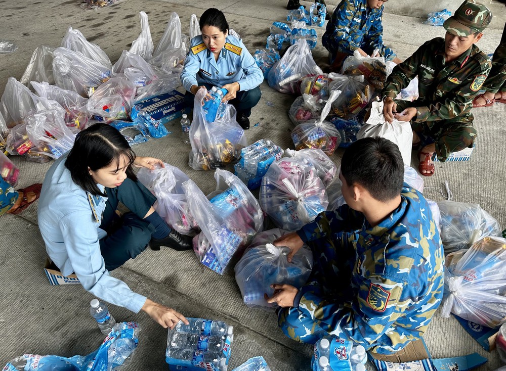 Dùng trực thăng vận chuyển nhu yếu phẩm hỗ trợ người dân vùng ngập lũ ở các tỉnh Nam Trung Bộ - Ảnh 4.
