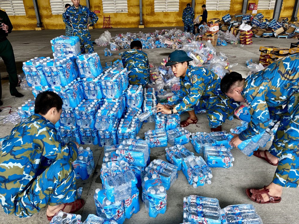 Dùng trực thăng vận chuyển nhu yếu phẩm hỗ trợ người dân vùng ngập lũ ở các tỉnh Nam Trung Bộ - Ảnh 3.