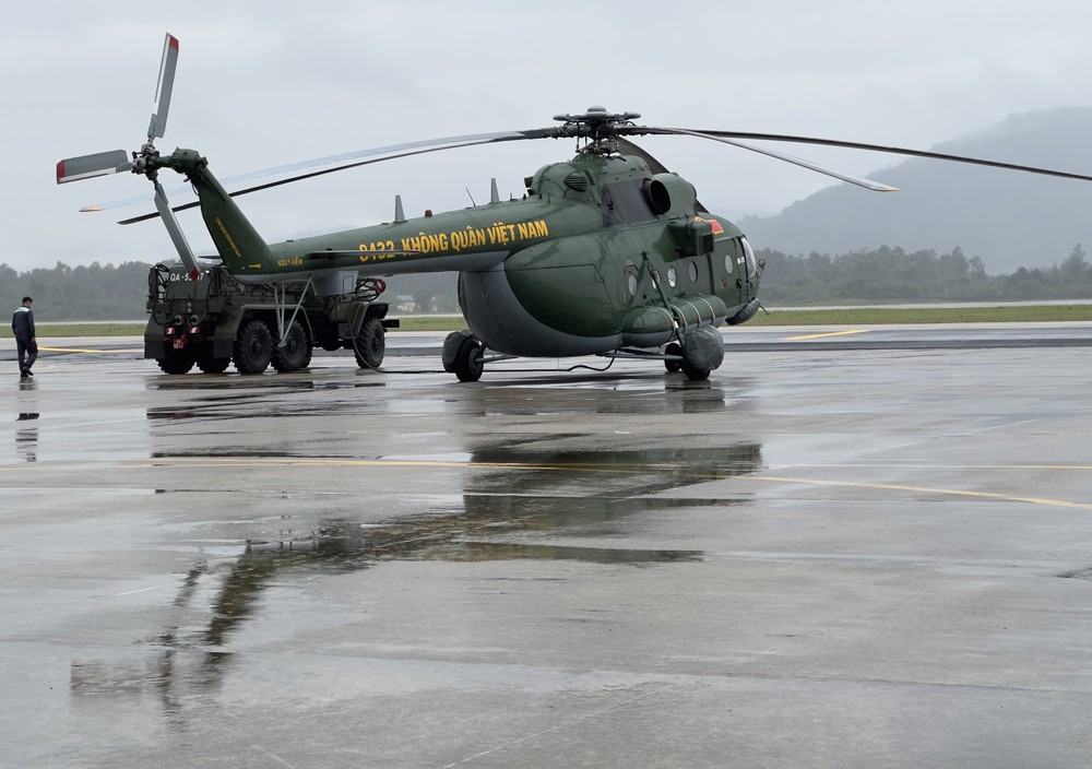 Dùng trực thăng vận chuyển nhu yếu phẩm hỗ trợ người dân vùng ngập lũ ở các tỉnh Nam Trung Bộ - Ảnh 1.