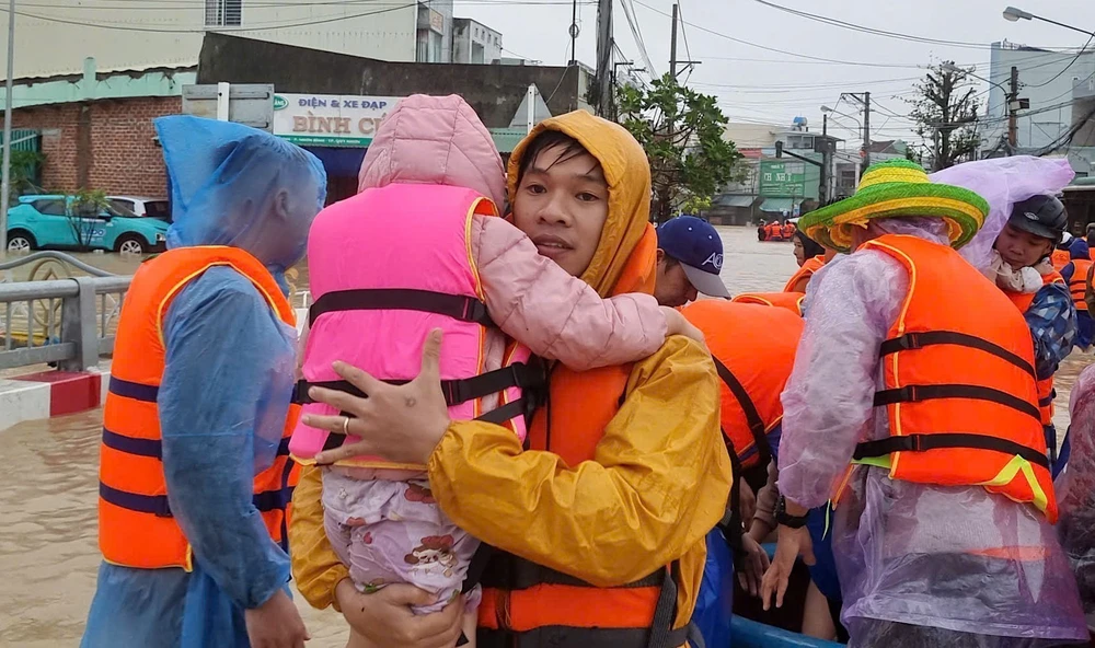 Điều động tối đa lực lượng sơ tán người dân đến nơi an toàn và ứng phó với lũ đặc biệt lớn - Ảnh 2.