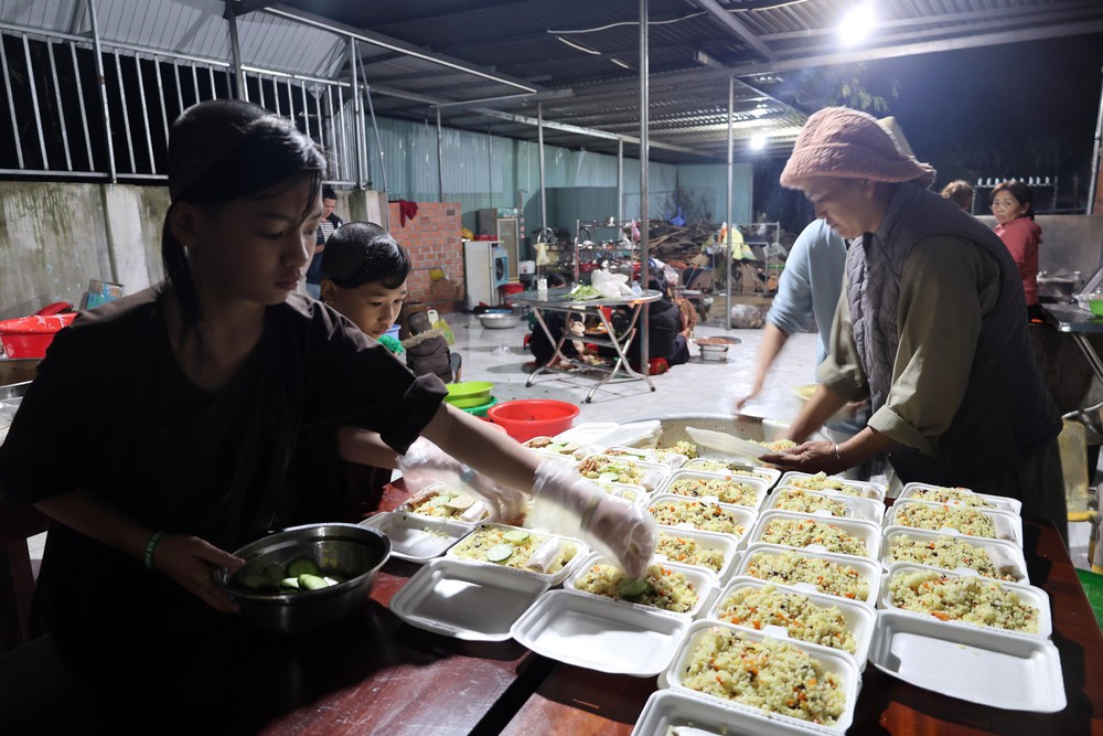 Gia Lai: Thắm đượm tình người trong những ngày mưa lũ lịch sử - Ảnh 2. Gia Lai: Thắm đượm tình người trong những ngày mưa lũ lịch sử - Ảnh 2.