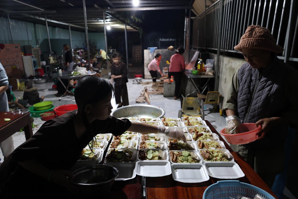 Gia Lai: Thắm đượm tình người trong những ngày mưa lũ lịch sử - Ảnh 3. Gia Lai: Thắm đượm tình người trong những ngày mưa lũ lịch sử - Ảnh 3.