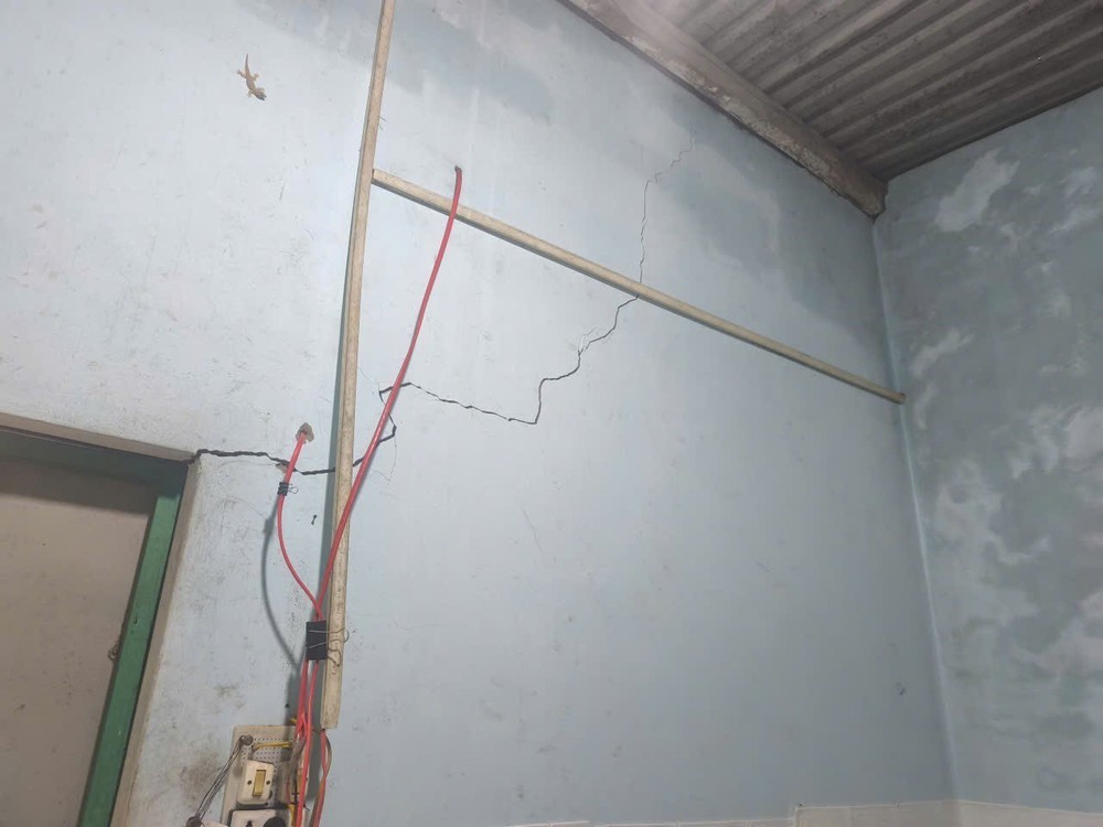 Gia Lai: Tiếng nổ dưới đất gây nhiều vết nứt nhà tại xã Ia Rsai - Ảnh 2.