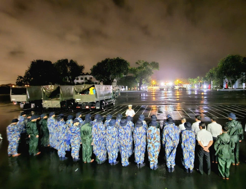 Hải quân được điều động ứng cứu người dân Khánh Hòa bị ngập lụt trong đêm - Ảnh 1.