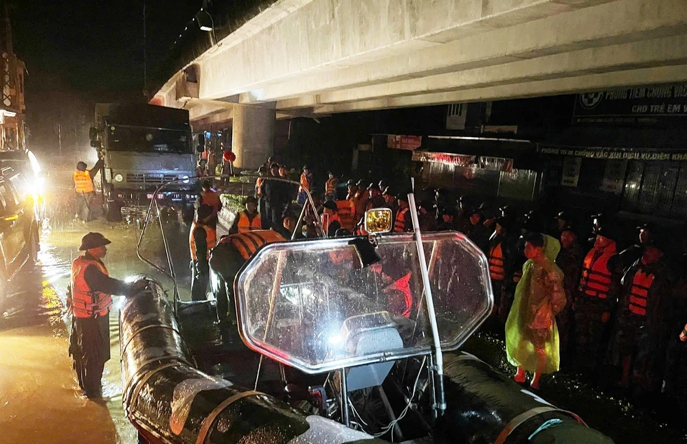 Điều động tối đa lực lượng sơ tán người dân đến nơi an toàn và ứng phó với lũ đặc biệt lớn - Ảnh 3.