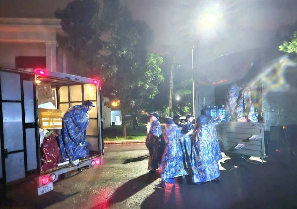 Hải quân được điều động ứng cứu người dân Khánh Hòa bị ngập lụt trong đêm - Ảnh 2.