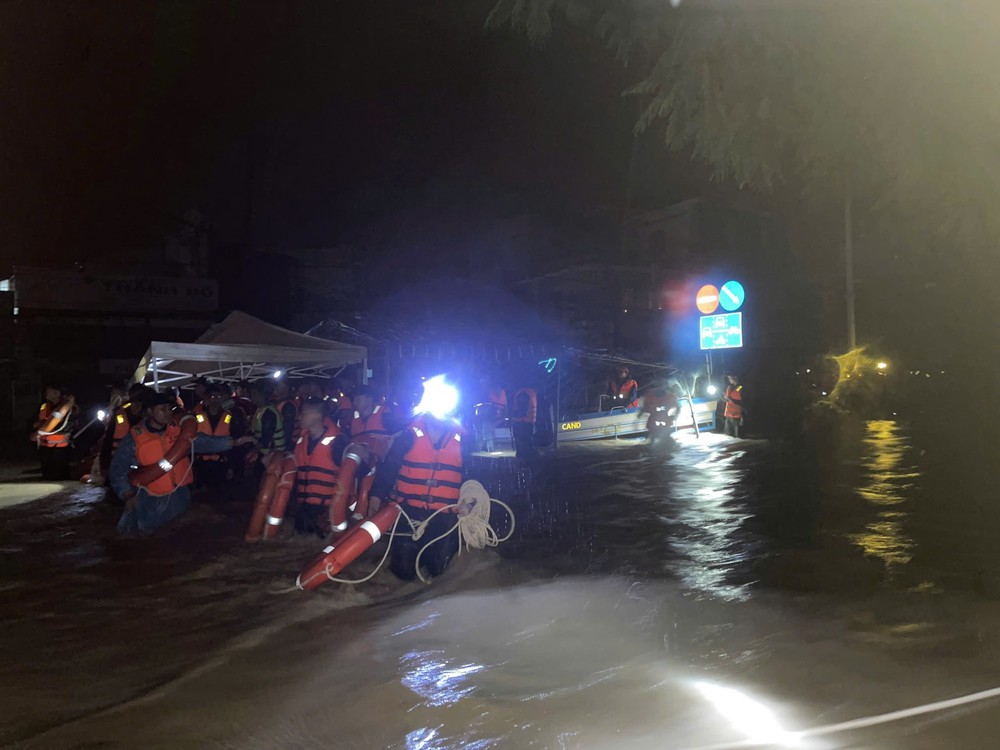 Hải quân được điều động ứng cứu người dân Khánh Hòa bị ngập lụt trong đêm - Ảnh 4.