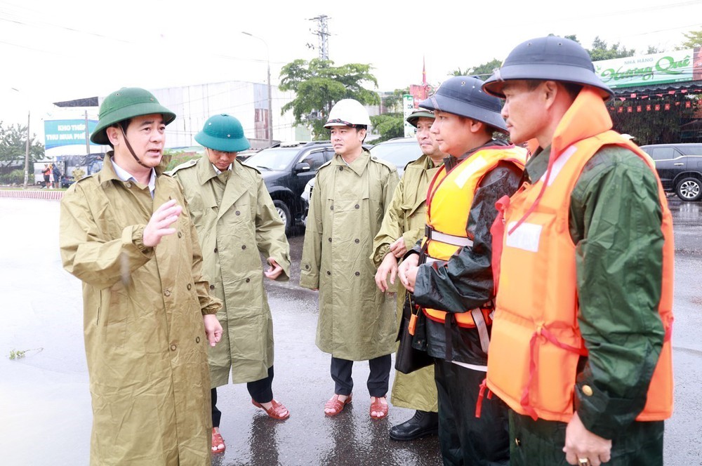 Cập nhật: Khánh Hòa “chạy đua” với thời gian đưa người dân vùng lũ đến nơi an toàn - Ảnh 3. Cập nhật: Khánh Hòa “chạy đua” với thời gian đưa người dân vùng lũ đến nơi an toàn - Ảnh 3.