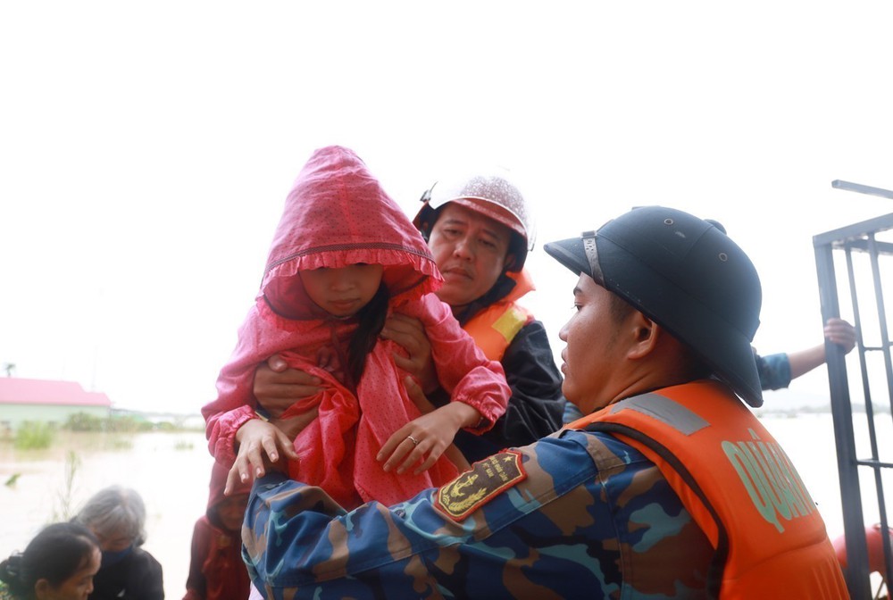 Công điện tiếp theo của Thủ tướng về tập trung ứng phó và khắc phục hậu quả mưa lũ đặc biệt lớn tại khu vực Trung Bộ - Ảnh 2. Công điện tiếp theo của Thủ tướng về tập trung ứng phó và khắc phục hậu quả mưa lũ đặc biệt lớn tại khu vực Trung Bộ - Ảnh 2.