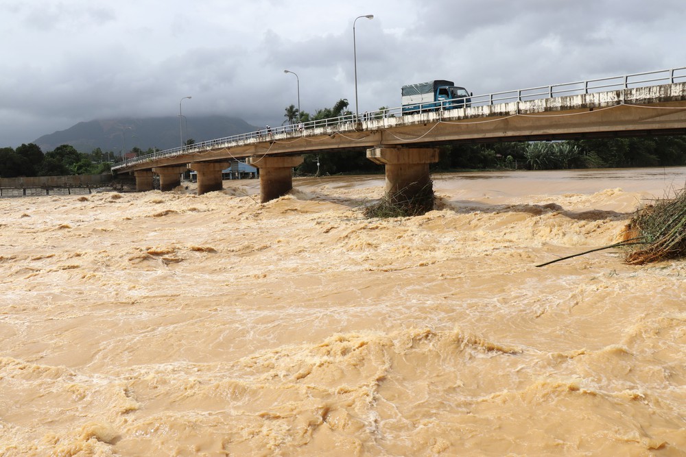 Tiếp tục có mưa lớn, lũ trên các sông đang lên ở Khánh Hòa - Ảnh 1. Tiếp tục có mưa lớn, lũ trên các sông đang lên ở Khánh Hòa - Ảnh 1.