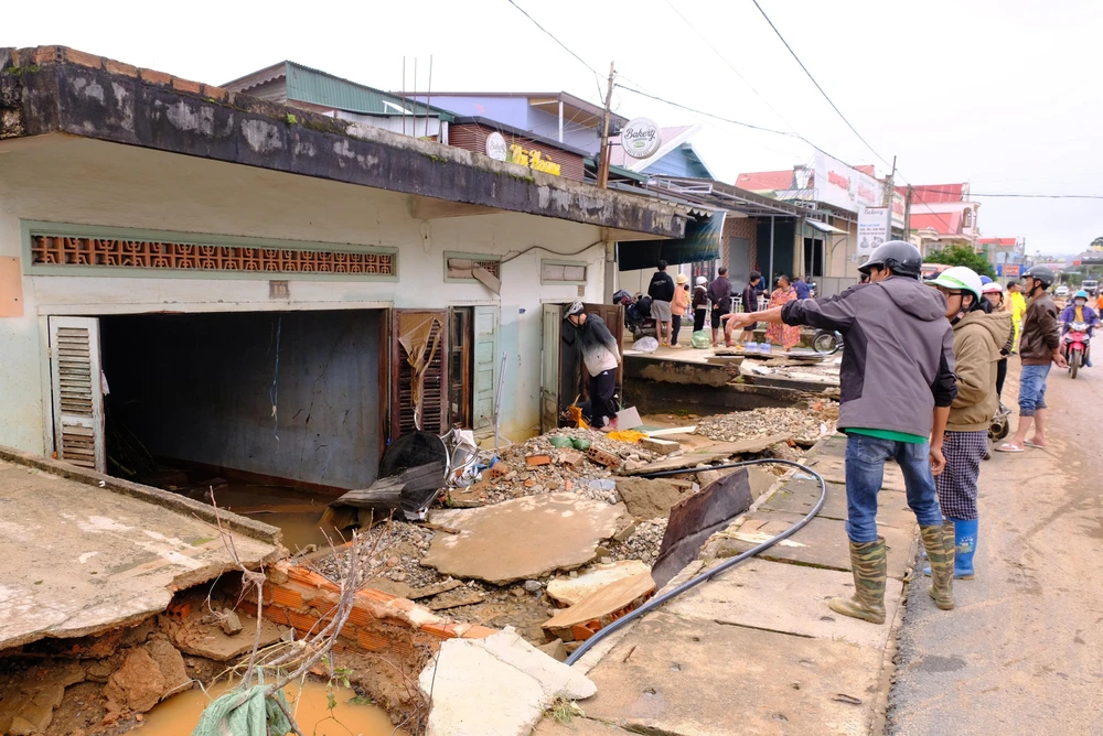 Lâm Đồng: “Thị trấn cổ D’ran” tan hoang sau lũ - Ảnh 2.