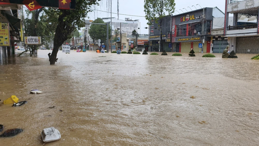Mưa lũ gây ngập sâu nhiều khu vực ở Khánh Hòa - Ảnh 2. Mưa lũ gây ngập sâu nhiều khu vực ở Khánh Hòa - Ảnh 2.