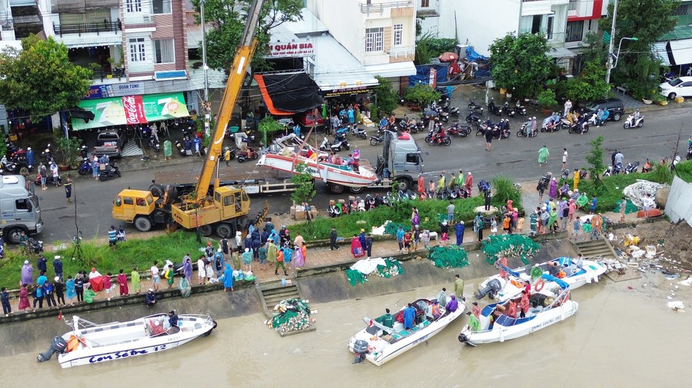 Mưa lũ gây ngập sâu, nhiều khu vực ở Khánh Hòa bị chia cắt - Ảnh 2. Mưa lũ gây ngập sâu, nhiều khu vực ở Khánh Hòa bị chia cắt - Ảnh 2.