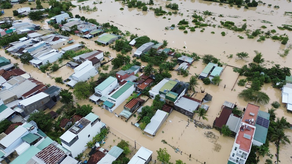 Mưa lũ gây ngập sâu, nhiều khu vực ở Khánh Hòa bị chia cắt - Ảnh 5. Mưa lũ gây ngập sâu, nhiều khu vực ở Khánh Hòa bị chia cắt - Ảnh 5.