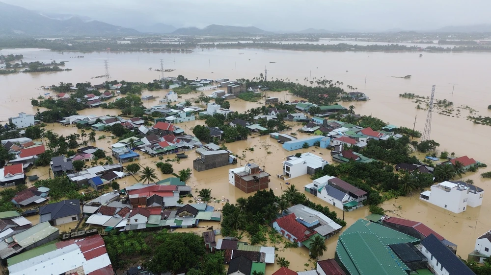 Mưa lũ gây ngập sâu, nhiều khu vực ở Khánh Hòa bị chia cắt - Ảnh 6. Mưa lũ gây ngập sâu, nhiều khu vực ở Khánh Hòa bị chia cắt - Ảnh 6.