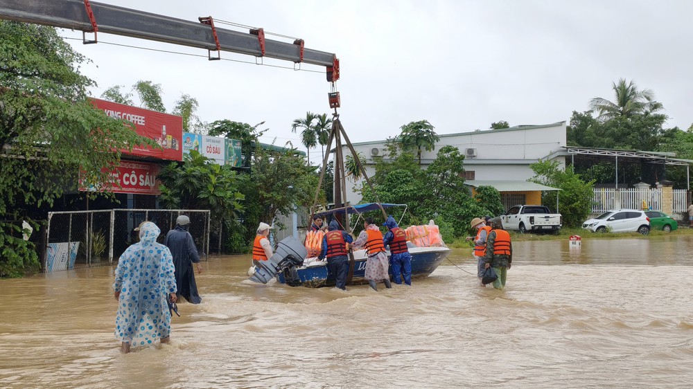 Mưa lũ gây ngập sâu, nhiều khu vực ở Khánh Hòa bị chia cắt - Ảnh 3. Mưa lũ gây ngập sâu, nhiều khu vực ở Khánh Hòa bị chia cắt - Ảnh 3.