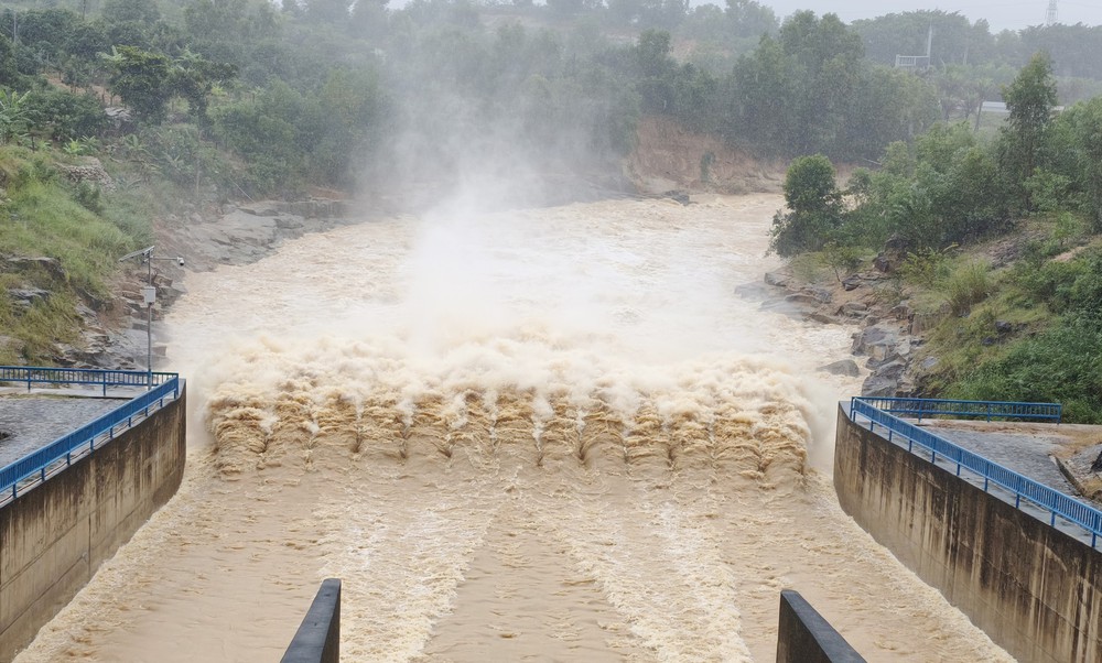 Mưa lũ gây ngập sâu, nhiều khu vực ở Khánh Hòa bị chia cắt - Ảnh 10. Mưa lũ gây ngập sâu, nhiều khu vực ở Khánh Hòa bị chia cắt - Ảnh 10.