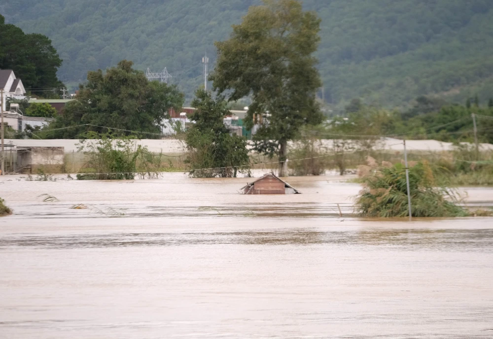 Ước thiệt hại ban đầu do mưa lũ tại miền Trung khoảng hơn 3.000 tỷ đồng - Ảnh 2. Ước thiệt hại ban đầu do mưa lũ tại miền Trung khoảng hơn 3.000 tỷ đồng - Ảnh 2.