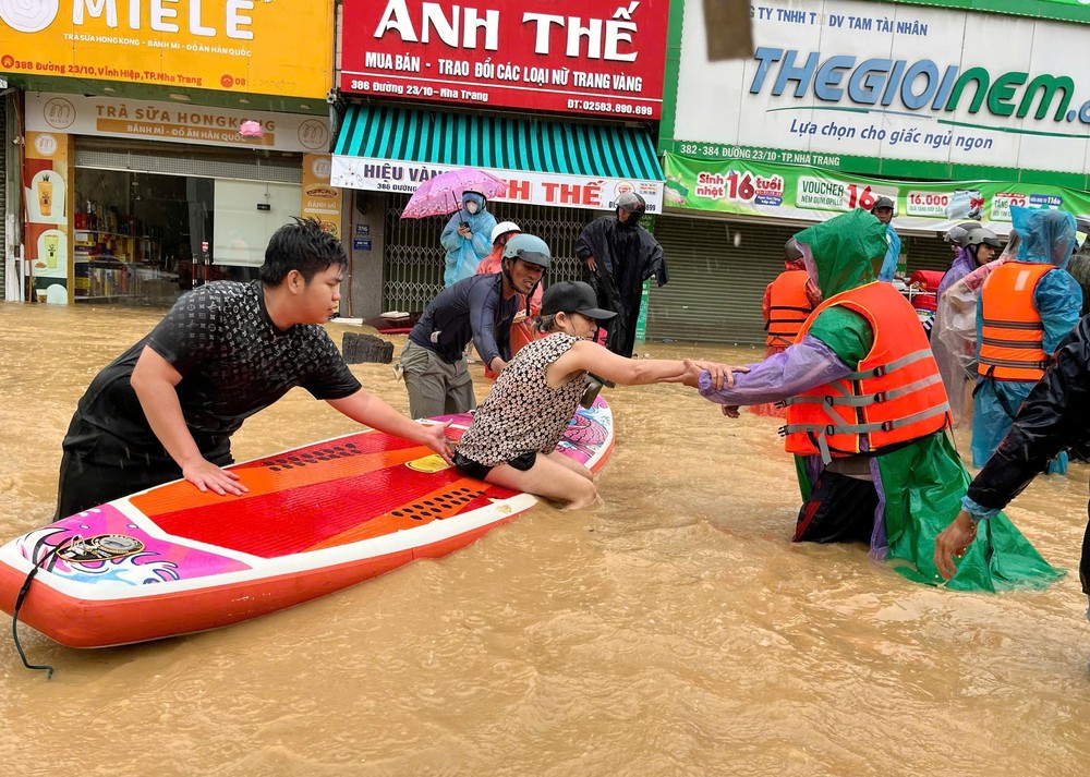 Nỗ lực đưa người dân vùng ngập lụt Khánh Hòa đến nơi an toàn - Ảnh 4.