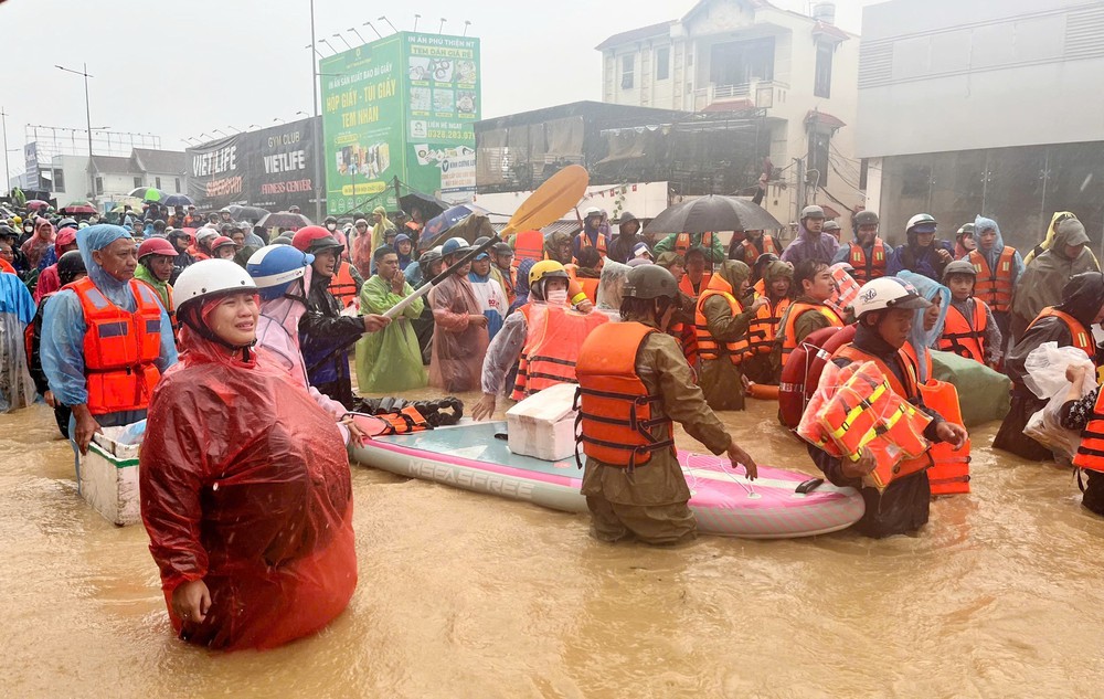 Nỗ lực đưa người dân vùng ngập lụt Khánh Hòa đến nơi an toàn - Ảnh 3.