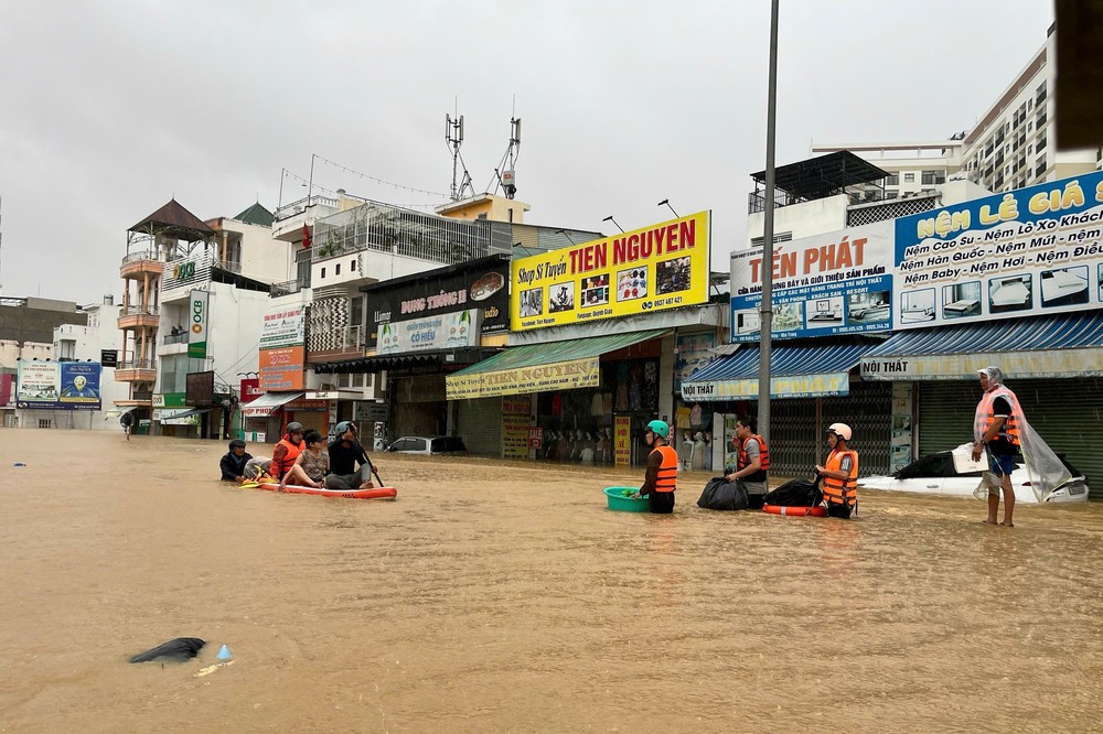 Nỗ lực đưa người dân vùng ngập lụt Khánh Hòa đến nơi an toàn - Ảnh 5.