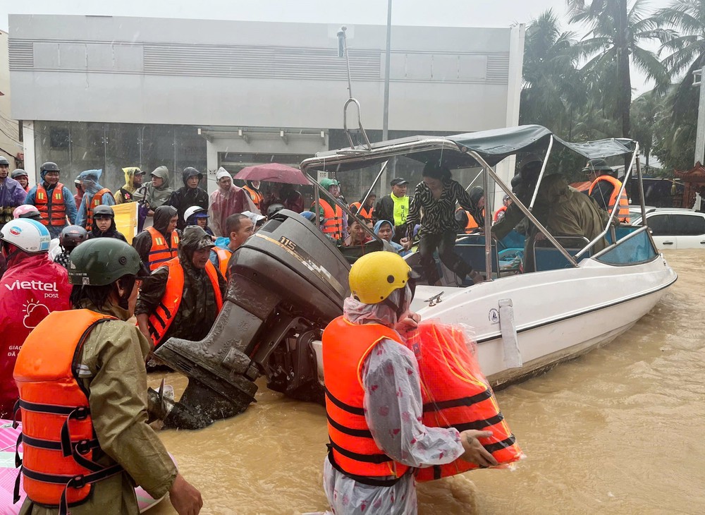 Nỗ lực đưa người dân vùng ngập lụt Khánh Hòa đến nơi an toàn - Ảnh 2.