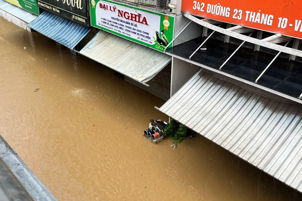 Nỗ lực đưa người dân vùng ngập lụt Khánh Hòa đến nơi an toàn - Ảnh 7.