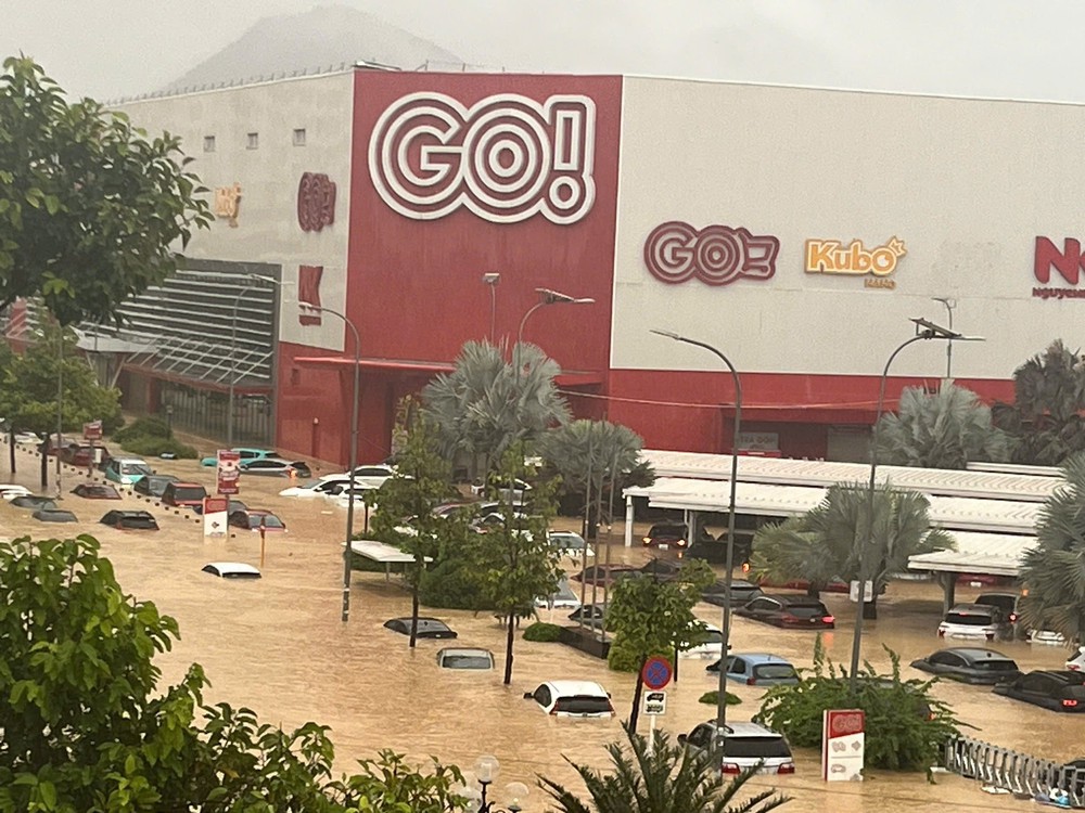 Nỗ lực đưa người dân vùng ngập lụt Khánh Hòa đến nơi an toàn - Ảnh 8.