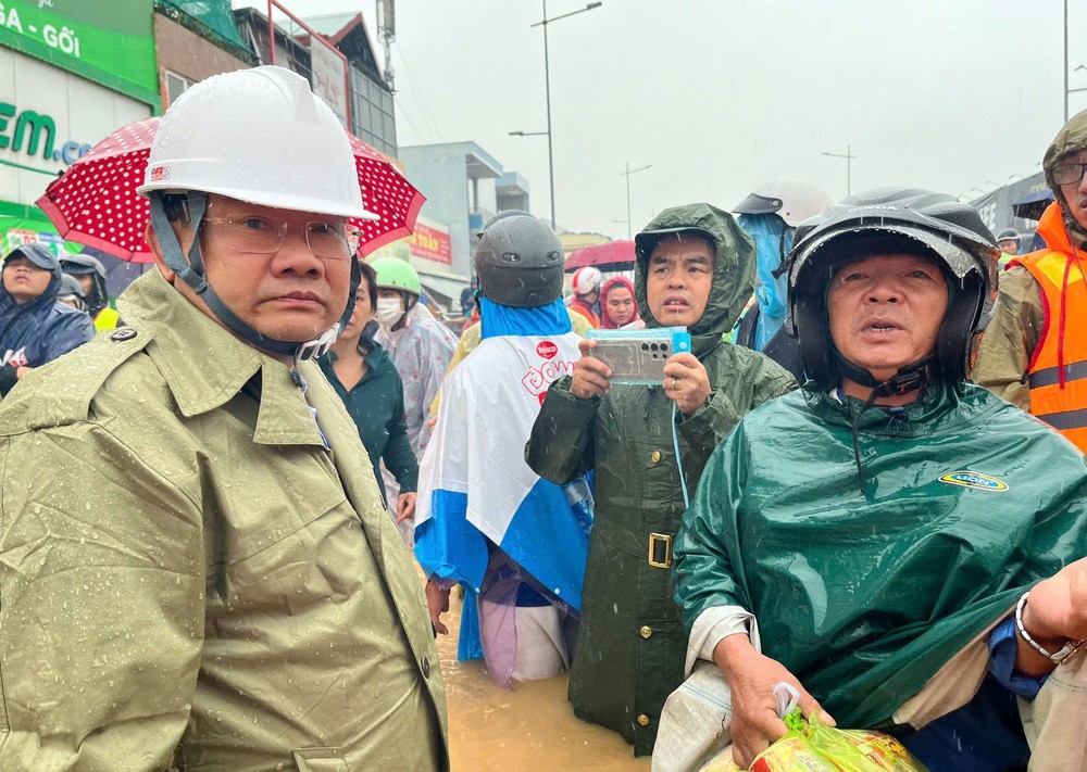 Nỗ lực đưa người dân vùng ngập lụt Khánh Hòa đến nơi an toàn - Ảnh 1.