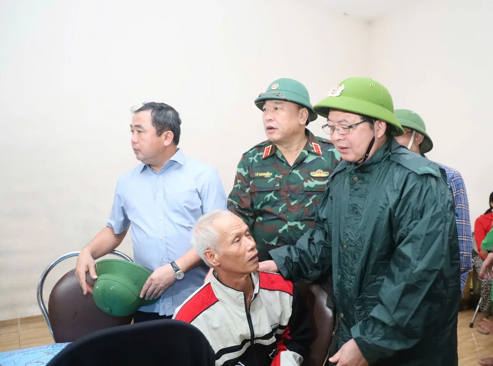 Phó Thủ tướng Hồ Quốc Dũng chỉ đạo công tác khắc phục hậu quả mưa lũ tại Khánh Hoà - Ảnh 6.