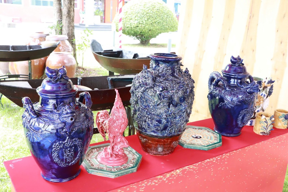 Giới thiệu hơn 300 hiện vật tại trưng bày chuyên đề &quot;Gốm sứ Nam Bộ qua các thời kỳ&quot; - Ảnh 2.