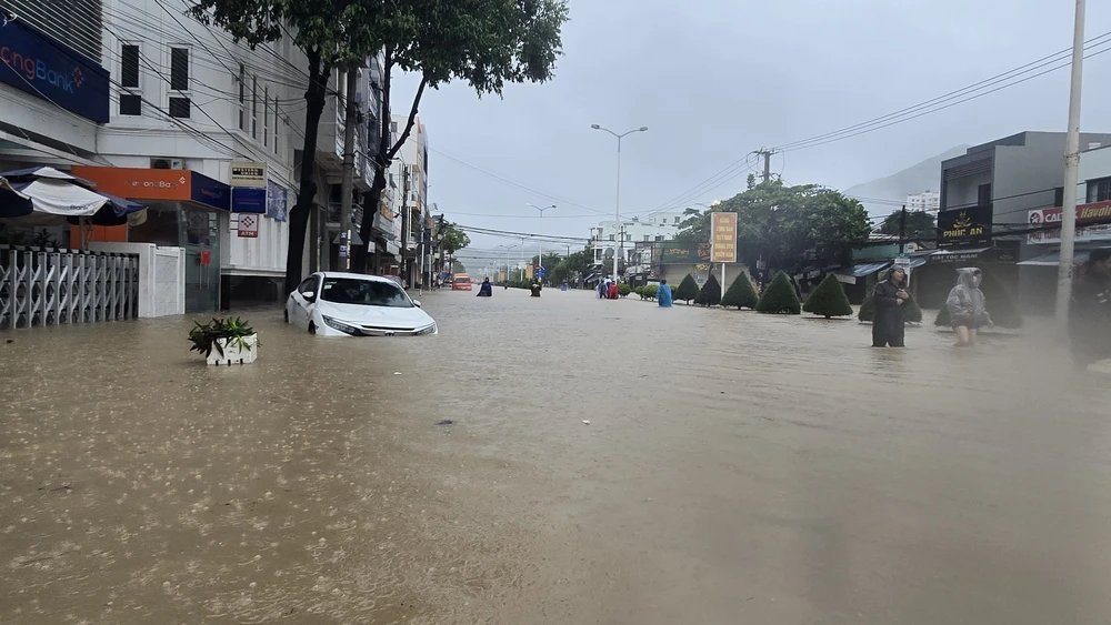 Tình hình mưa lũ tại Khánh Hòa diễn biến hết sức phức tạp và khẩn cấp - Ảnh 6.