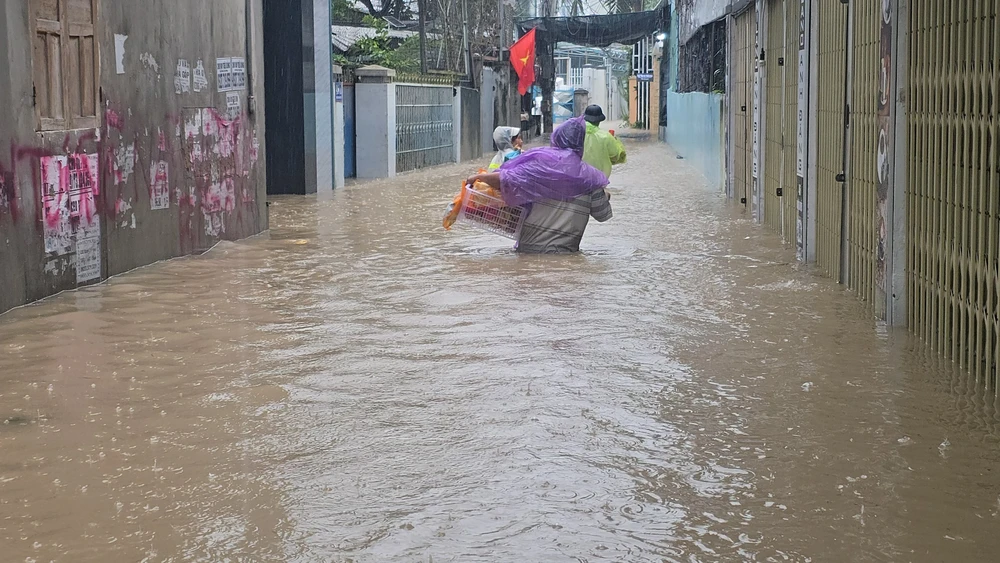 Tình hình mưa lũ tại Khánh Hòa diễn biến hết sức phức tạp và khẩn cấp - Ảnh 3.