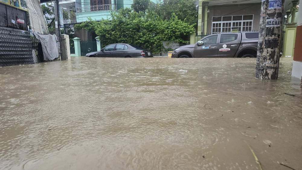 Tình hình mưa lũ tại Khánh Hòa diễn biến hết sức phức tạp và khẩn cấp - Ảnh 5.