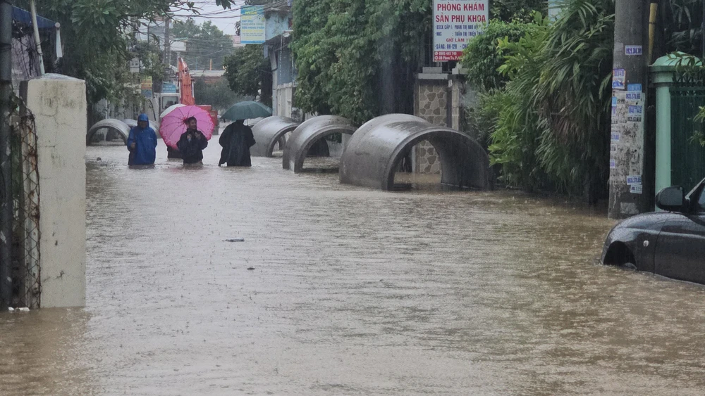 Tình hình mưa lũ tại Khánh Hòa diễn biến hết sức phức tạp và khẩn cấp - Ảnh 4.