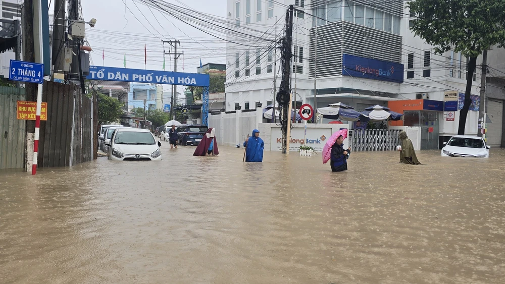 Tình hình mưa lũ tại Khánh Hòa diễn biến hết sức phức tạp và khẩn cấp - Ảnh 1.