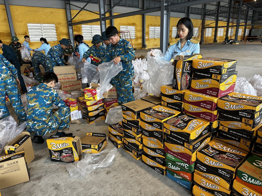 Trung đoàn Không quân 930 sẵn sàng bay cứu hộ, cứu nạn tại các tỉnh Nam Trung Bộ - Ảnh 4.