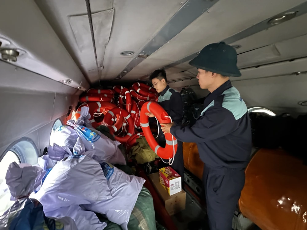 Trung đoàn Không quân 930 sẵn sàng bay cứu hộ, cứu nạn tại các tỉnh Nam Trung Bộ - Ảnh 8.