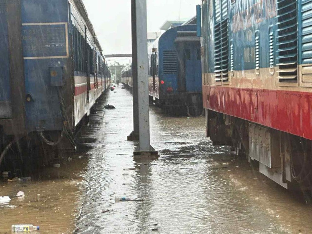 Tiếp tục ngừng chạy nhiều đoàn tàu từ Hà Nội, Đà Nẵng, Sài Gòn - Ảnh 1.