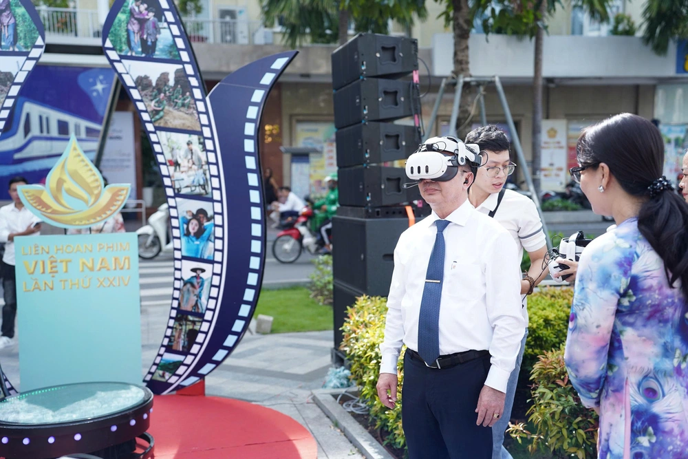 Khai mạc triển lãm ảnh 'TP. HCM vươn mình cùng đất nước qua góc nhìn điện ảnh' - Ảnh 5.