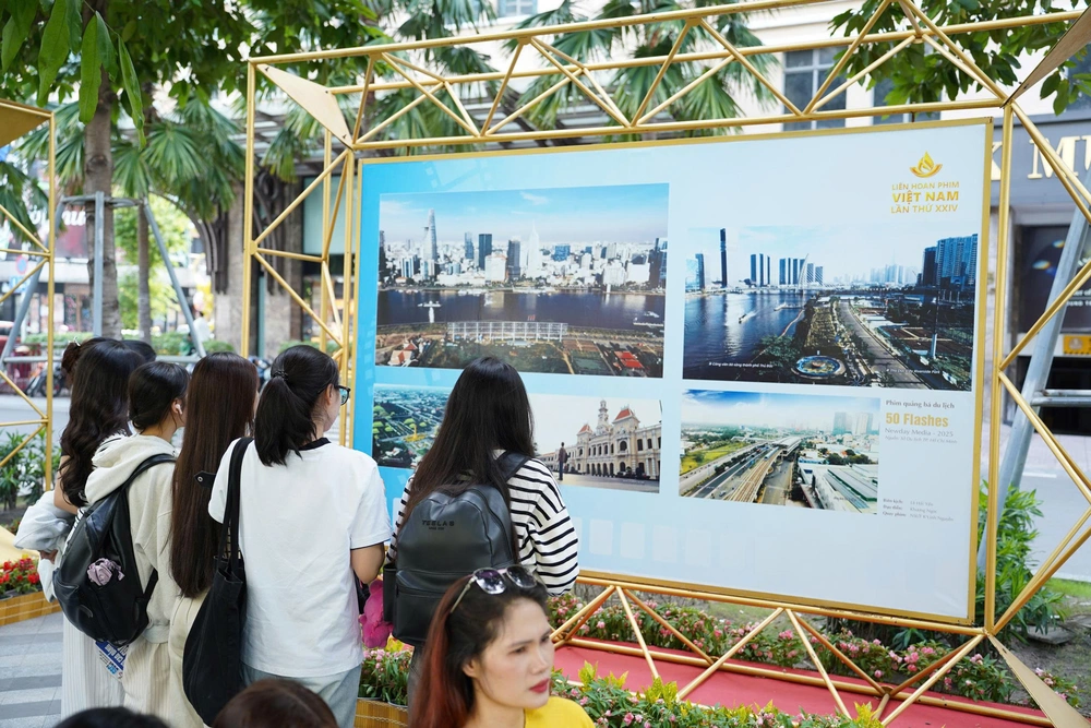 Khai mạc triển lãm ảnh 'TP. HCM vươn mình cùng đất nước qua góc nhìn điện ảnh' - Ảnh 4.