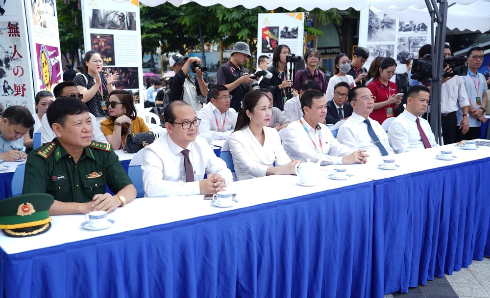 Khai mạc triển lãm ảnh 'TP. HCM vươn mình cùng đất nước qua góc nhìn điện ảnh' - Ảnh 1.