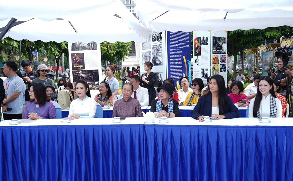 Khai mạc triển lãm ảnh 'TP. HCM vươn mình cùng đất nước qua góc nhìn điện ảnh' - Ảnh 2.