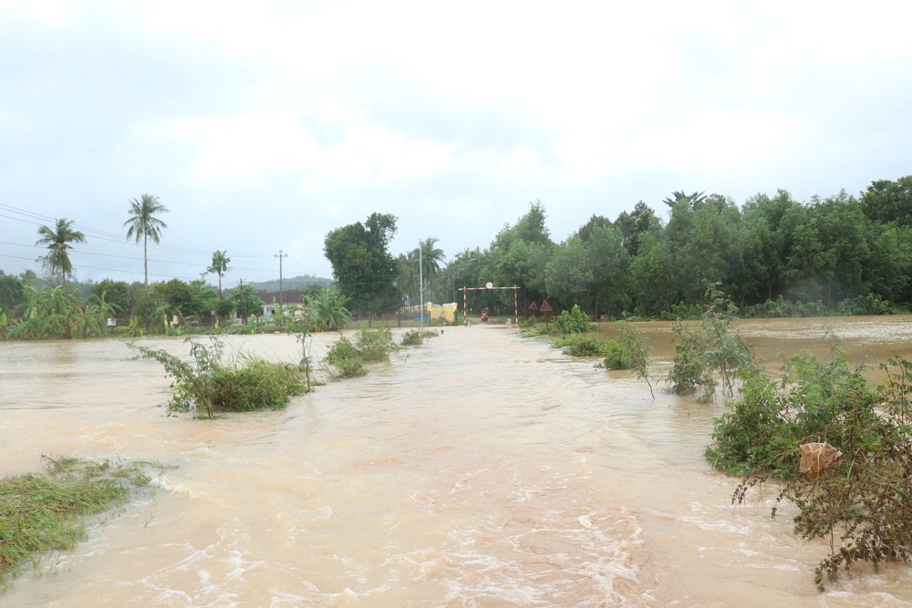  Đắk Lắk nhiều khu vực vẫn ngập sâu trong nước lũ - Ảnh 12.
