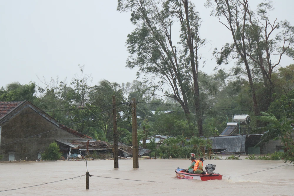  Đắk Lắk nhiều khu vực vẫn ngập sâu trong nước lũ - Ảnh 10.