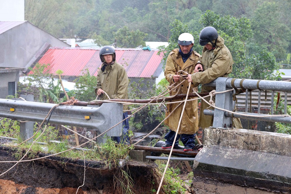 Đắk Lắk: Sập mố cầu Lò Gốm do nước lũ - Ảnh 3. Đắk Lắk: Sập mố cầu Lò Gốm do nước lũ - Ảnh 3.