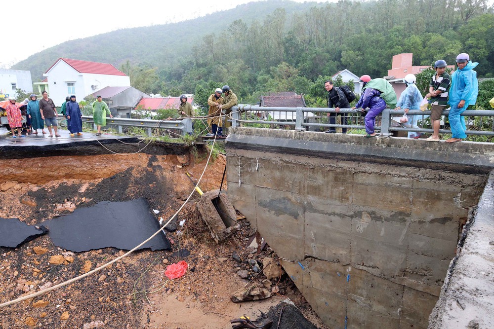 Đắk Lắk: Sập mố cầu Lò Gốm do nước lũ - Ảnh 6. Đắk Lắk: Sập mố cầu Lò Gốm do nước lũ - Ảnh 6.