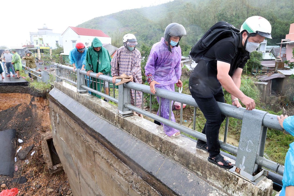 Đắk Lắk: Sập mố cầu Lò Gốm do nước lũ - Ảnh 5. Đắk Lắk: Sập mố cầu Lò Gốm do nước lũ - Ảnh 5.
